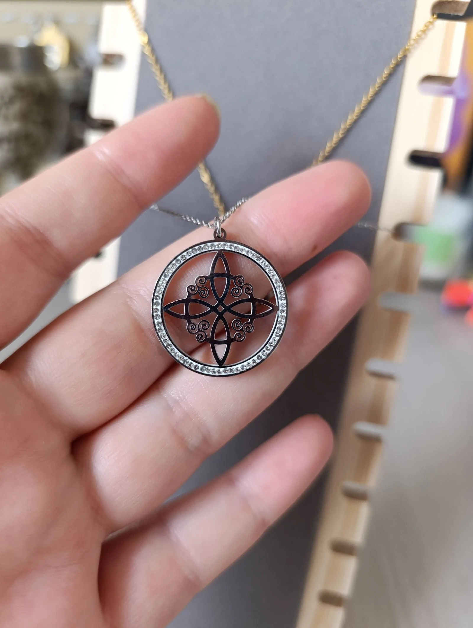 Collier avec nœud de sorcière et paillettes – photo 4